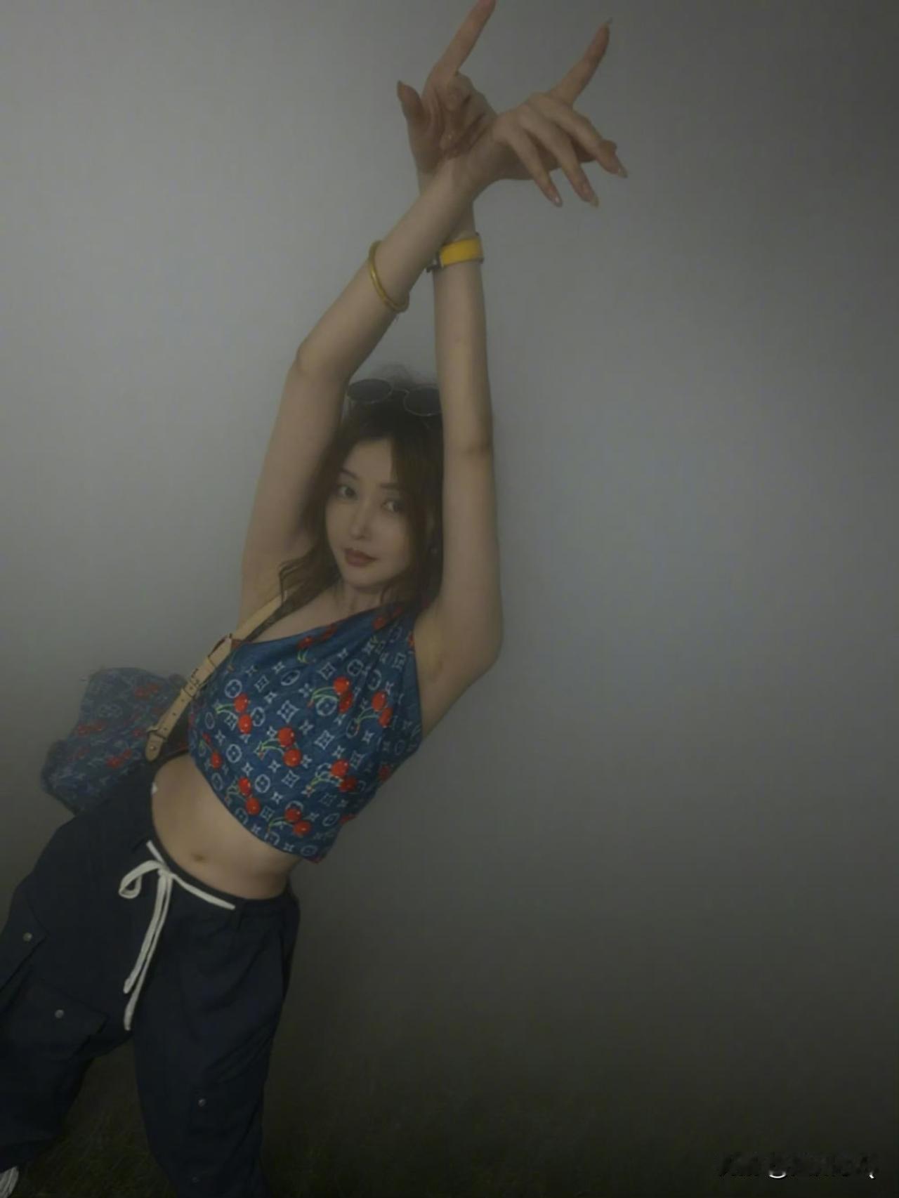 原来张天爱穿的不是背心，而是一条丝巾，难怪随意解锁了不少穿法。