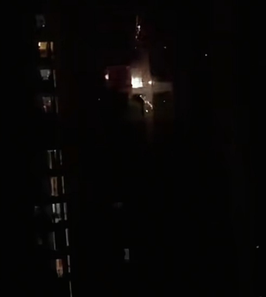 高层看烟花有多吓人最近还刷到好几个放烟花窜进高层住宅的，甚至还有起火的，过年少不