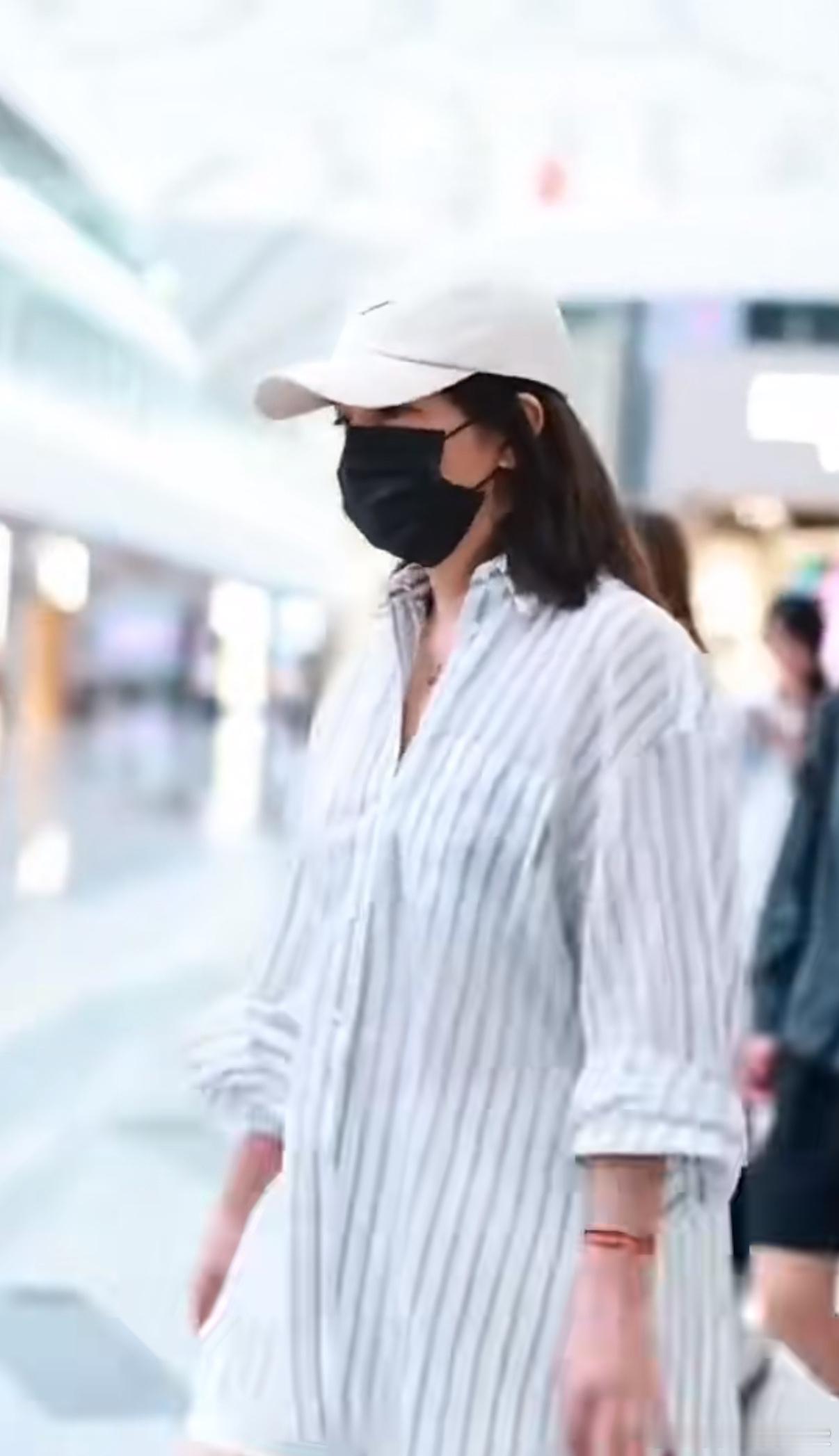 赵薇和女儿一同出游果然都说女儿像爸爸不是没有道理的暑期嘉年华 ​​​