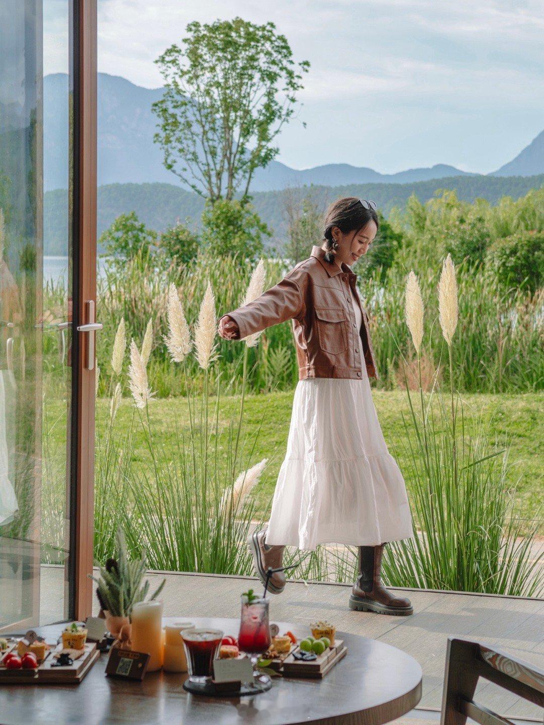 为了这家酒店的这扇落地窗，我去了趟泸沽湖！那天在网上无意看到这家酒店的这扇落地窗