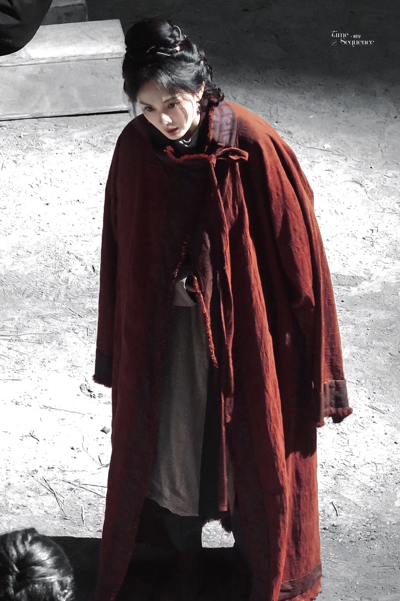 一身红麻衣，半生风雪路，越素越美，越简越绝。杨幂红麻衣披风路透杨幂江山大同红麻衣