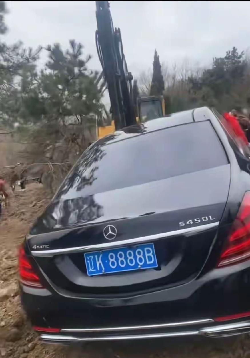 辽宁省辽阳市弓长岭区汤河镇瓦子沟村发生一起前所未闻的事，一辆价值百万车牌号带88