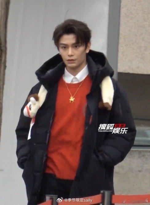 丁禹兮春晚联排穿红毛衣背小马包