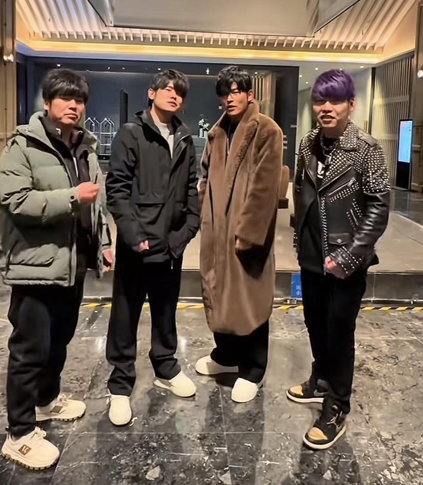 这种人跟狗皮膏药差不多，
虽然周杰伦没说什么，
我不信他心里不反感。
做自己不好