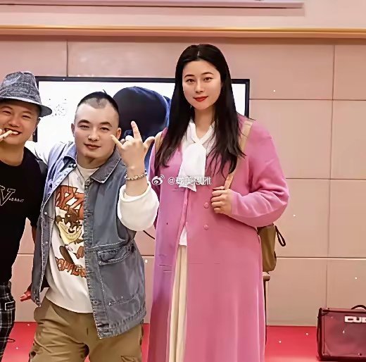 模特于娜和小12岁老公的合照说实话两人站一起差距挺大的于娜比她老公高不少 