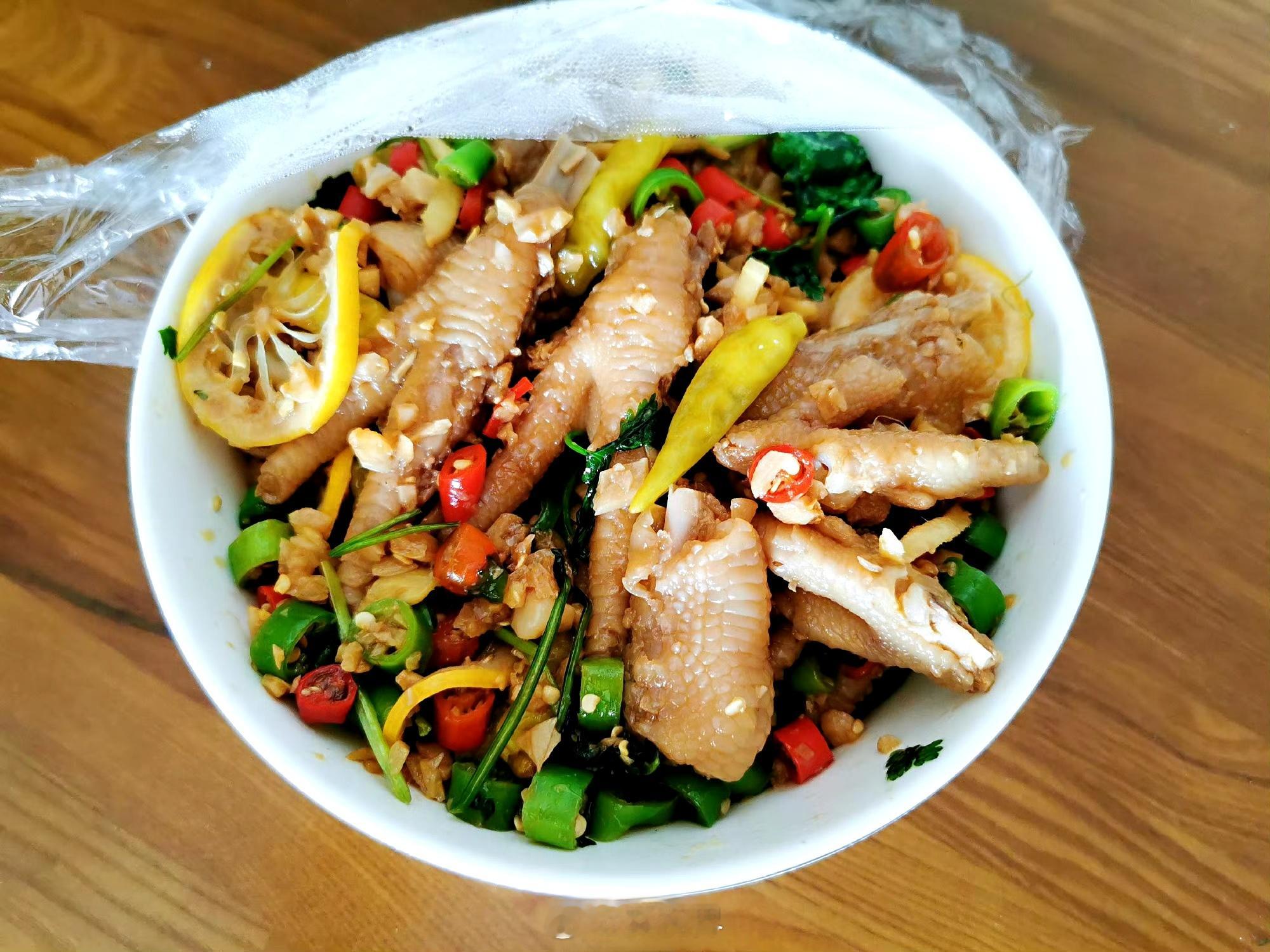 王小卤鸡爪被曝发霉变质特别喜欢吃鸡爪鸡翅。他家的鸡爪我尝过，不太合我口味。我个人