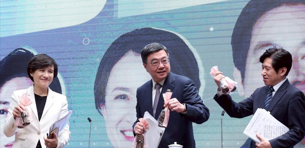 卓荣泰晒“漂亮成绩单”，黄国昌泼冷水，政客在冷气房里看报表，老百姓在烈日下讨生活