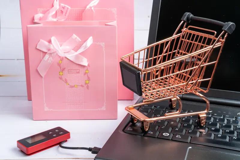 说起网购，我如今超90%的商品都在网上购买。网购方便快捷，价格也较为实惠。我更习