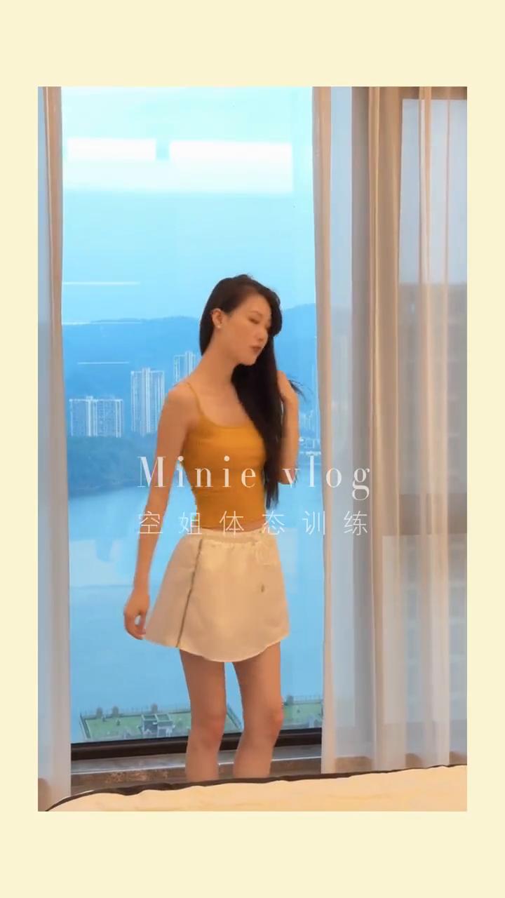 空姐体态训练。
我们空姐都是人均大长腿，身材都保持得很好？体态永远在线？其实背地