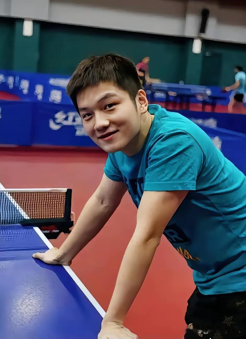 恭喜樊振东3-0为萨尔布吕肯拿下决赛第1分。三局比分11比9，11比9，11比8