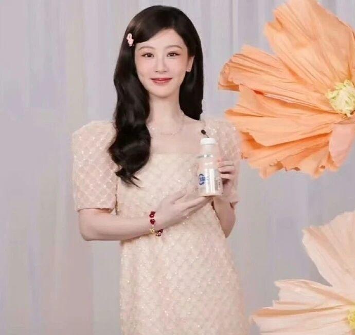 杨紫对自己造型一点发言权都没吗？来参加酸奶饮料的直播，布景、道具、就连酸奶都是浅