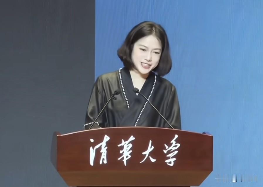 50岁的翁帆，这次现身清华大学，整个人的状态和从前简直判若两人。
如果我不说这是