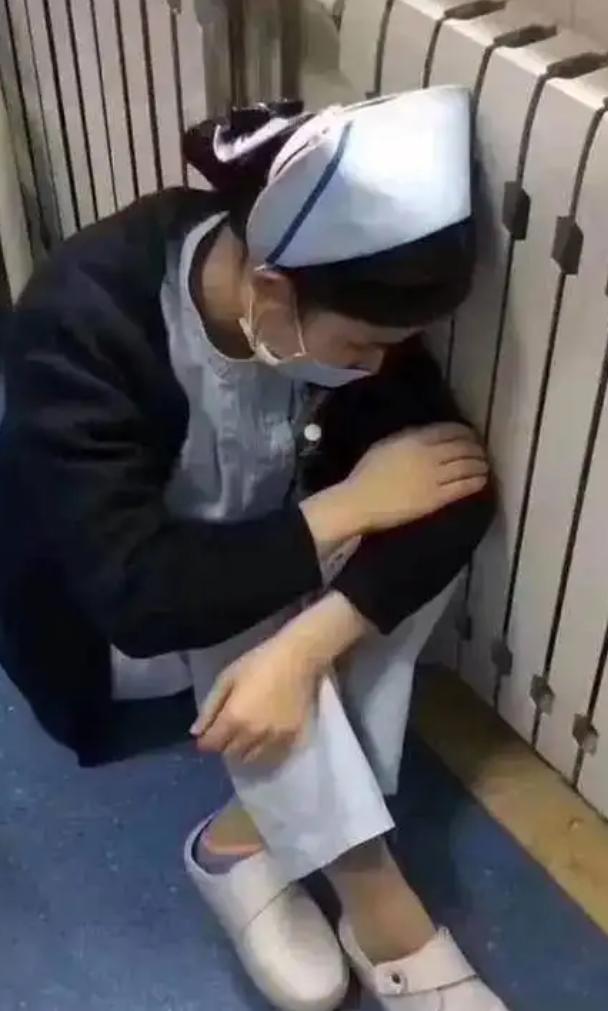 “钱我出，你必须进去！”广西玉林，一护士在给3岁患儿输液时，只因动作慢了半拍，被
