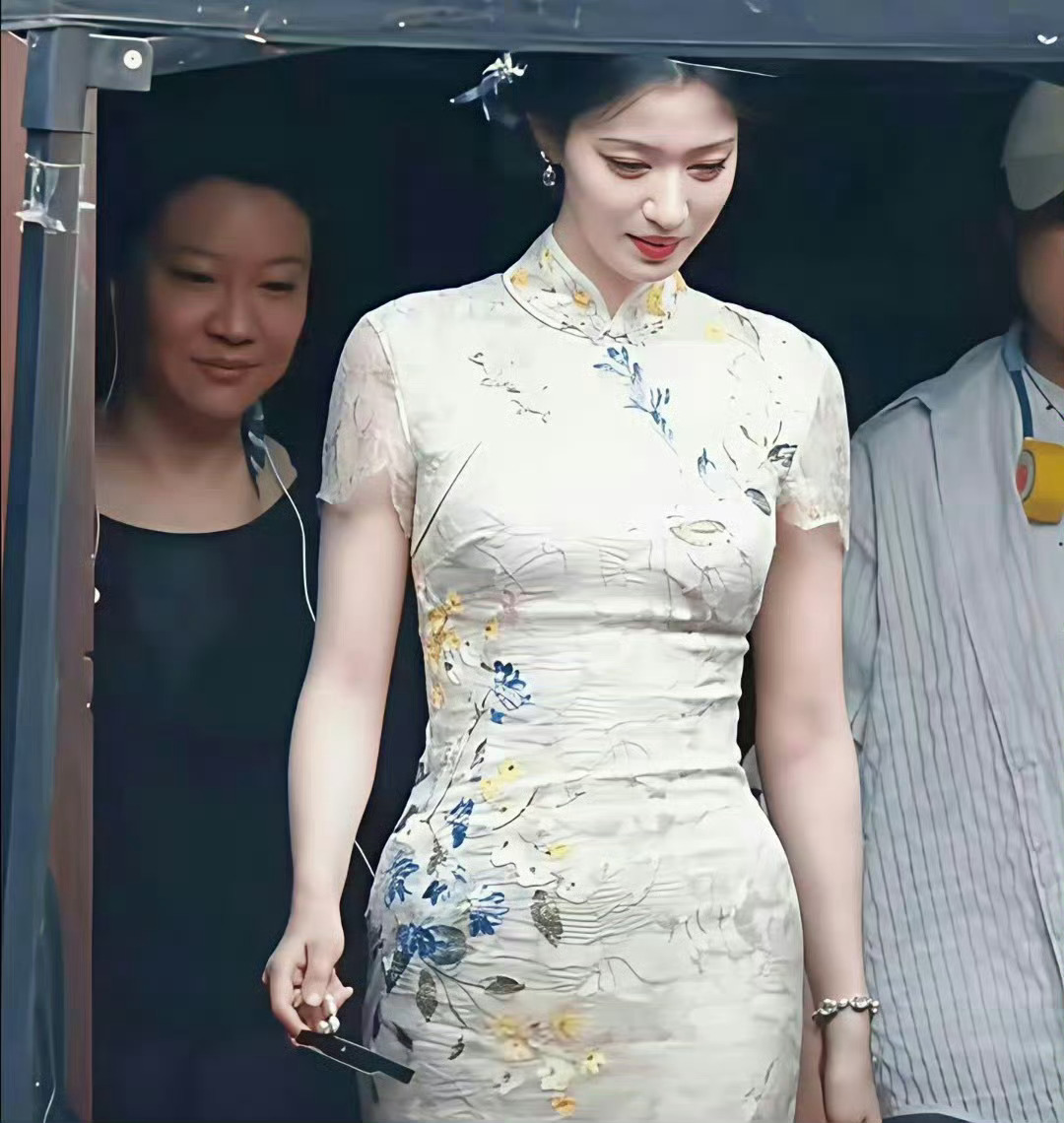 王楚然身材真的好宽阔，穿旗袍也太好看了吧 
