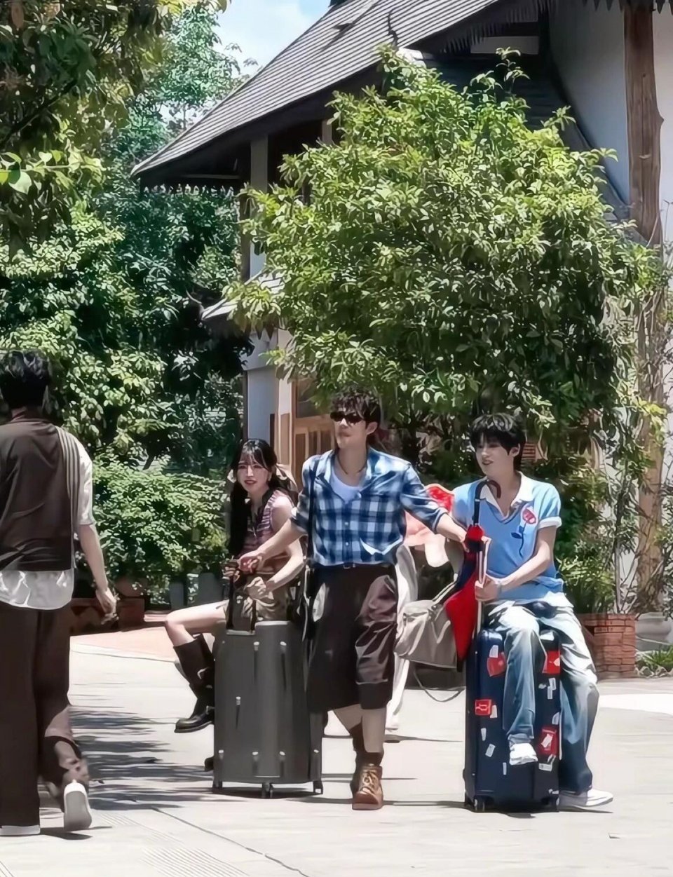 王安宇田曦薇黄明昊校服路透王安宇单手拉着坐行李箱的田曦薇，黄明昊撒娇“我也要”，