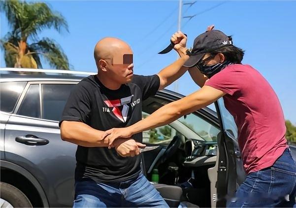 重庆，一男子借了3万元用于赌博，利息高达每日600元。由于男子到期后没钱还，遭到