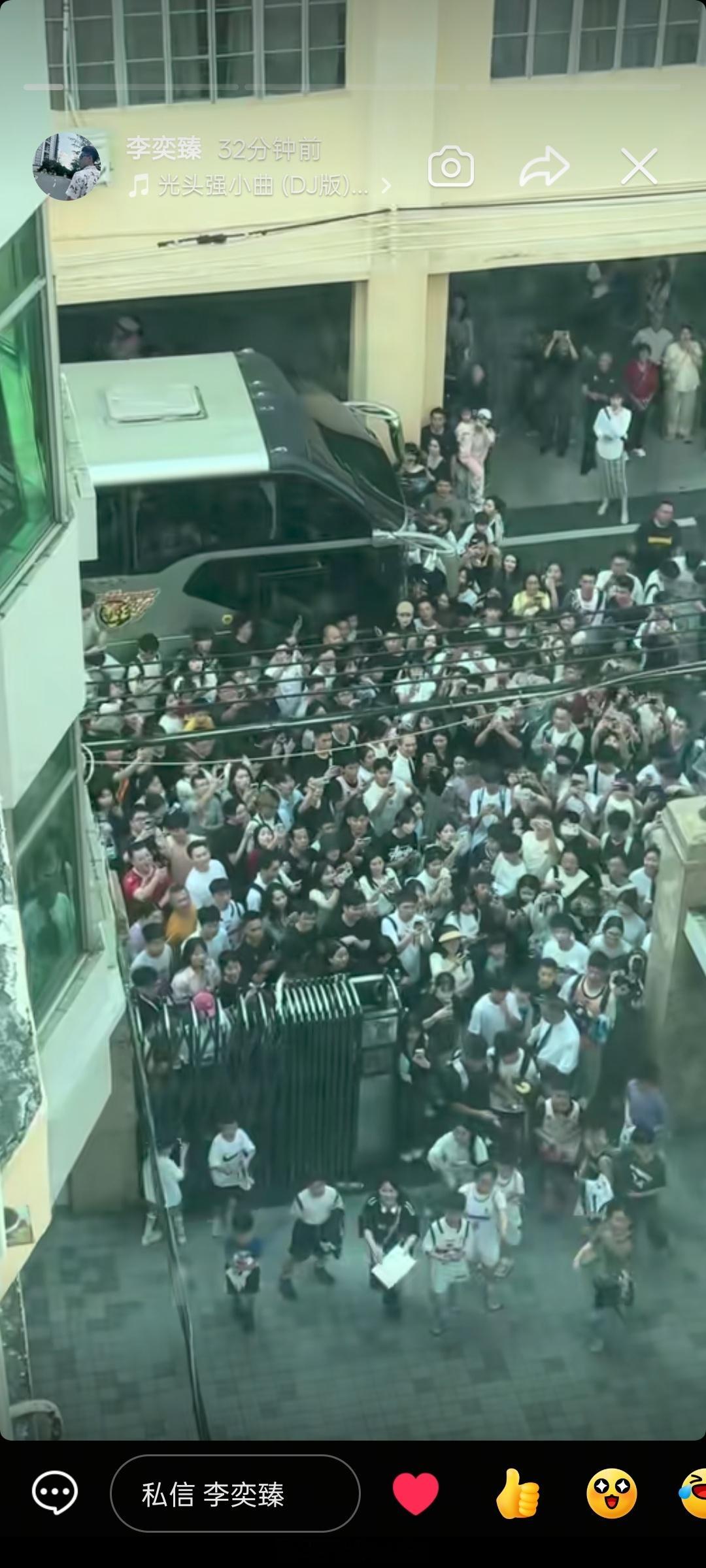 李奕臻视角之下午的俱乐部宿舍门口，密密麻麻的人头。今晚对战福建是广东队常规赛主场