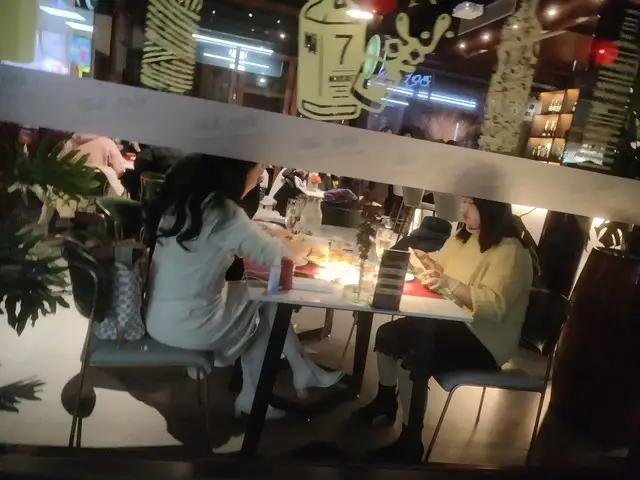 相亲变“鸿门宴”？女子带闺蜜狂点8千，男方落荒而逃！
这起事件涉及多个层面的问题