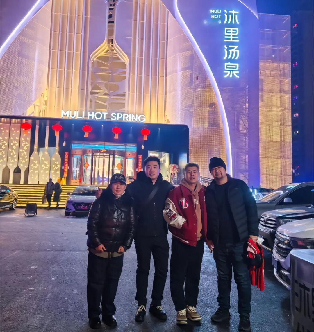 二龙湖甲鱼队长与郭艾伦粉丝子琪一起去了洗浴中心，不知道甲鱼队长的嘴洗干净没？鸭蛋