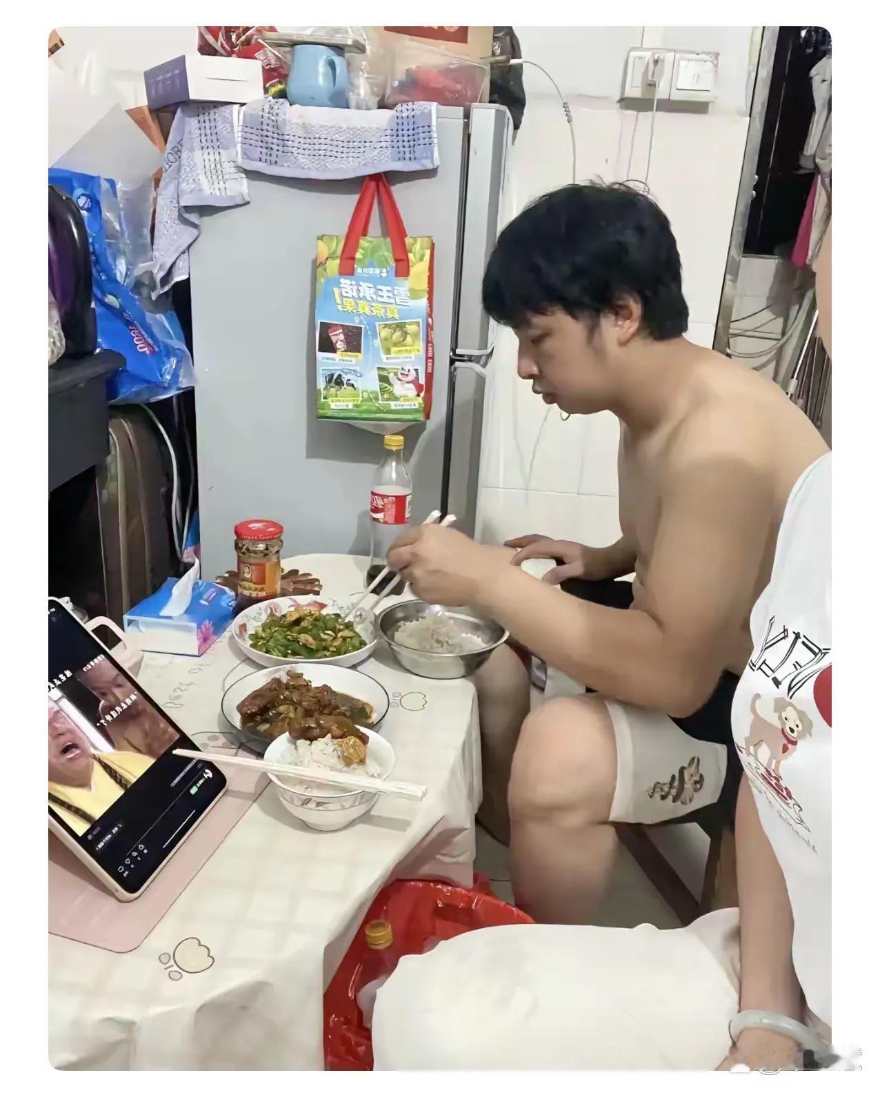 再也不劝儿子结婚了！

我儿子今年32岁，每月挣7000多块钱，在我的影响下他结