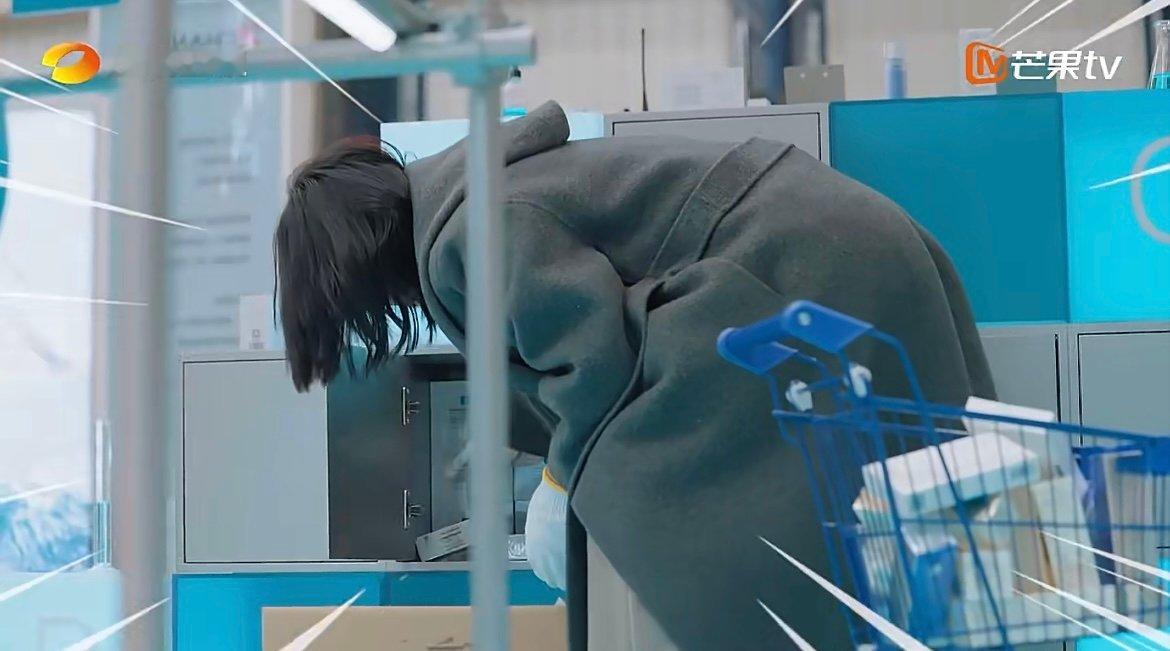 尚雯婕嘴不好意思手很好意思嘴上说着委婉推辞，手上已经满载而归，福利收割机实至名归