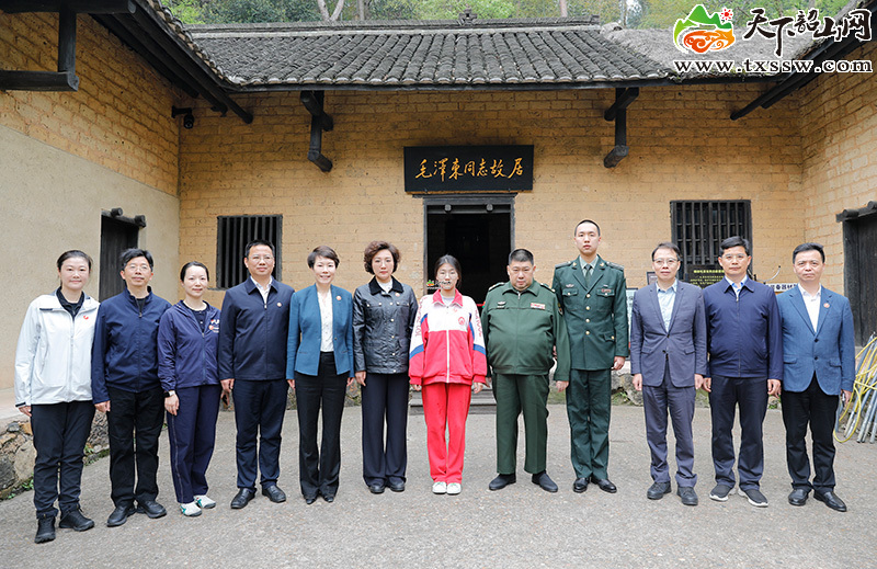 4月5日（清明节），毛泽东同志嫡孙毛新宇少将，携妻子刘滨、儿子毛东东、女儿毛甜懿