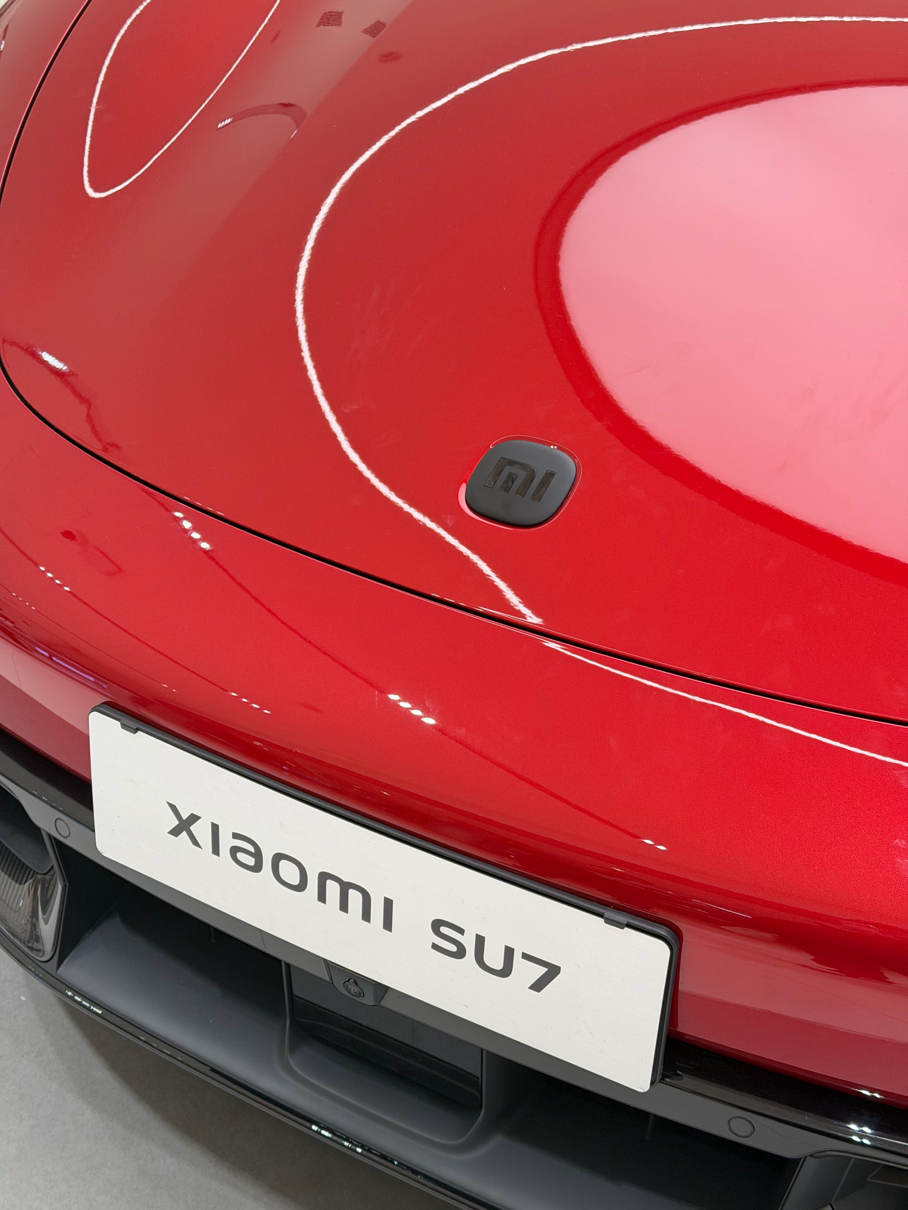新一代SU7赤霞红配色看到了，路过线下小米门店，看实车已经到店了。还是非常帅的，