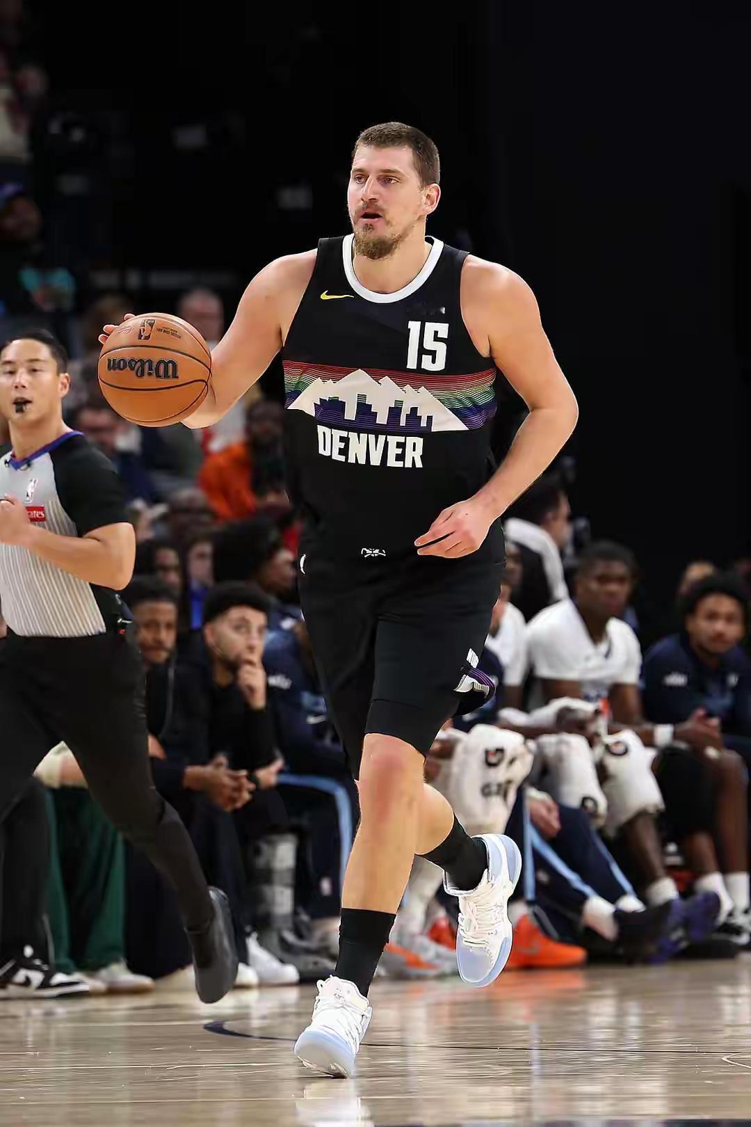 如果约基奇想的话
这个赛季约基奇完全可以
把得分王 篮板王 助攻王一起收入囊中