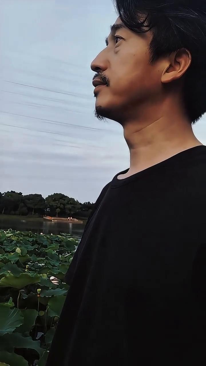 可怜之人必有可恨之处。不要随便去共情任何一个人，更不要轻易去帮助任何一个人，这不