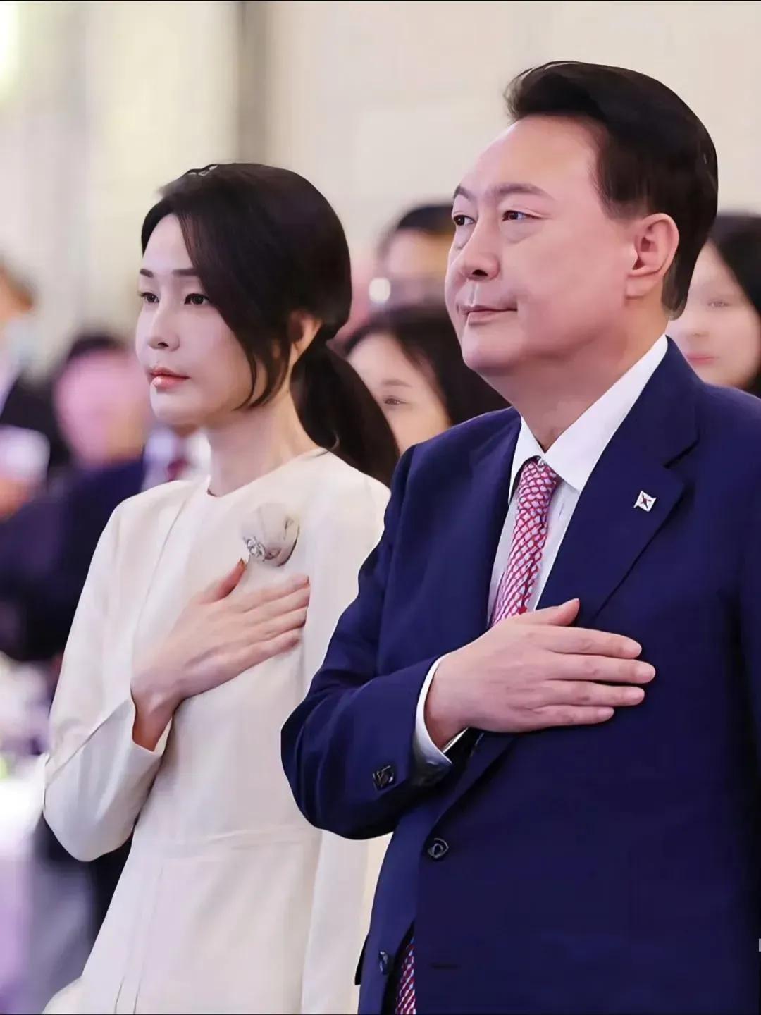 就在刚刚  
韩国又传来消息！  
7月30日，韩国政坛真炸锅了！调查前第一夫人