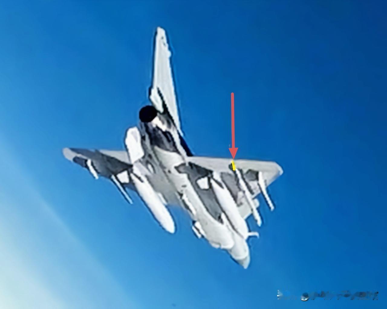 歼-10C搭载霹雳-17！
美媒《军事观察》近日公开歼-10C战斗机训练画面，歼