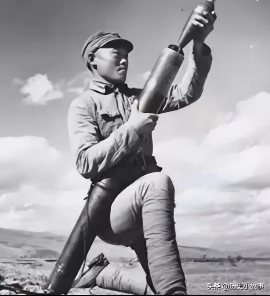 1945年，在山上休息的迫击炮手陈宝柳，忽然发现30多个日军和几个女人，正在不远