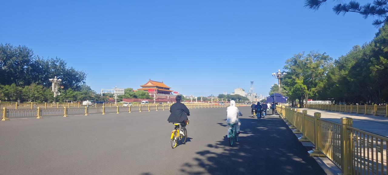 我们今天早上9点半到达北京西站，转乘地铁直达大姑娘的学校，本想给她个惊喜，没想到