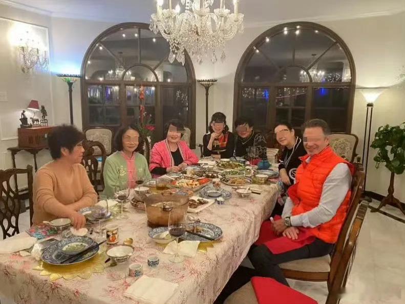 一位从上海移民美国的大提琴家，他在洛杉矶的豪宅，因为洛杉矶山火，一夜之间化为灰烬