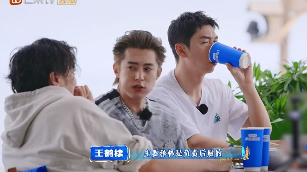 三傻重聚给王鹤棣哄成胚胎了桃花坞三傻重聚咱主理人开心都要溢出来了，吃到了哥哥做的