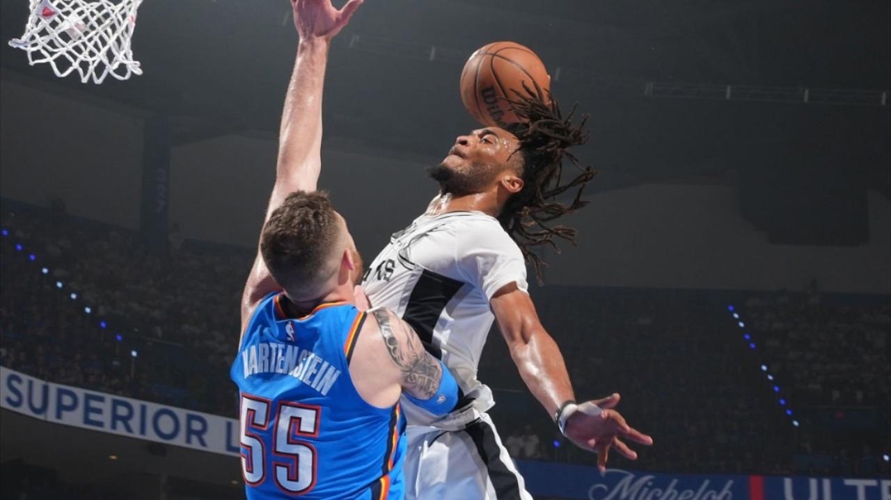 NBA季后赛 马刺vs雷霆 卡斯尔隔扣预定年度最佳扣篮【💥天外飞仙！卡斯尔平地