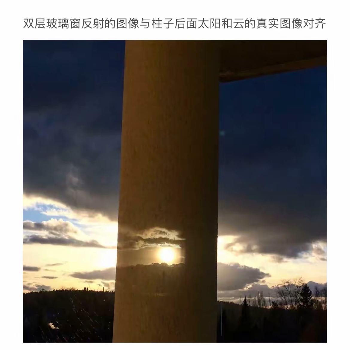 透过双层玻璃窗，捕捉夕阳与云朵的完美倒影，感受自然的静谧与美好。