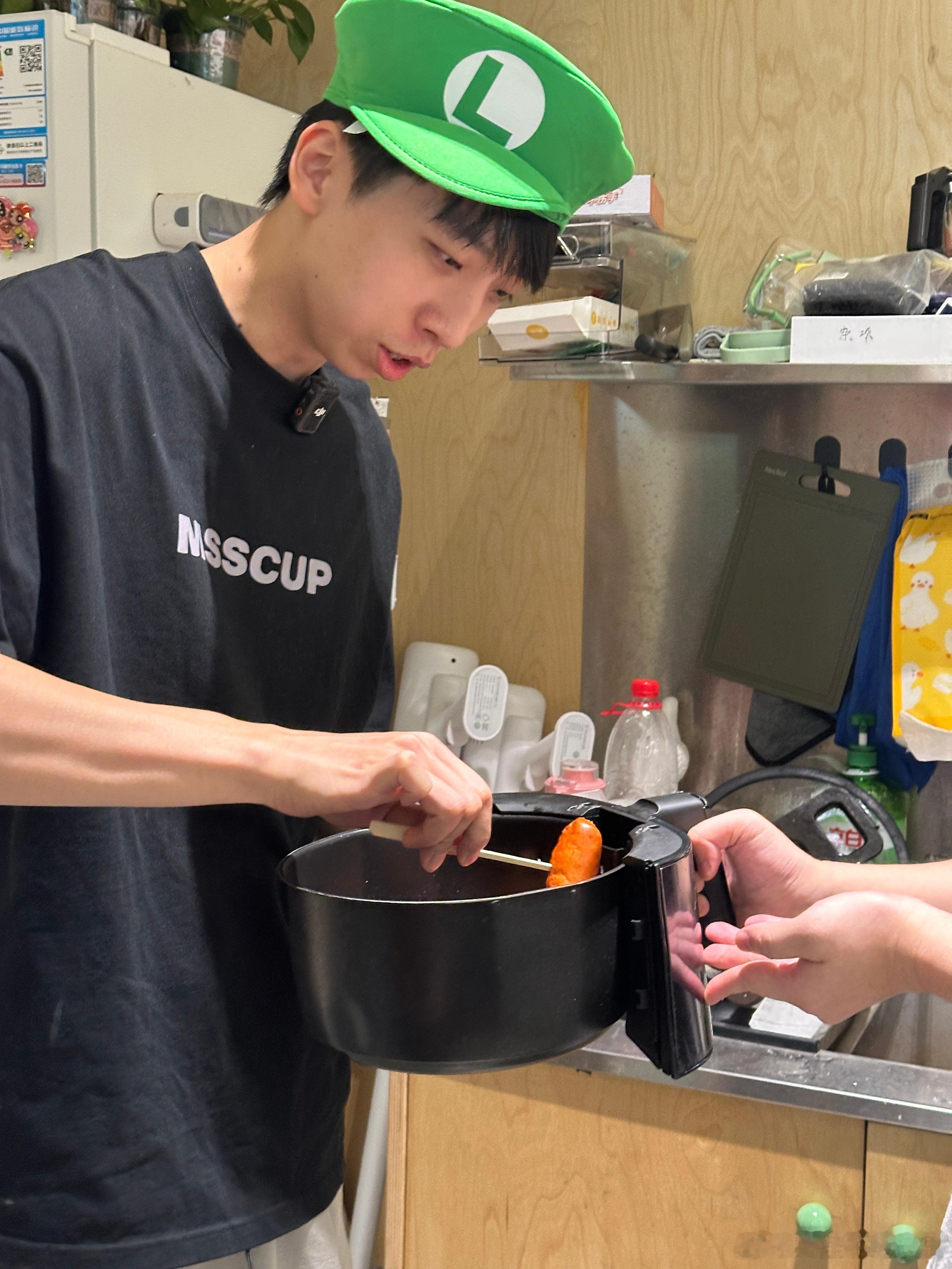 全网第一个吃上我们工作室烤肠的up主​​​