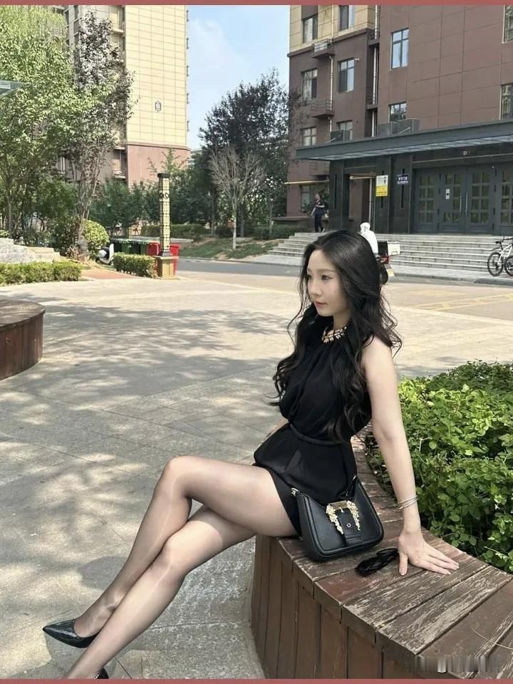 优雅黑裙，都市风情，尽显时尚魅力！女孩子怎么穿搭既时尚又好看?