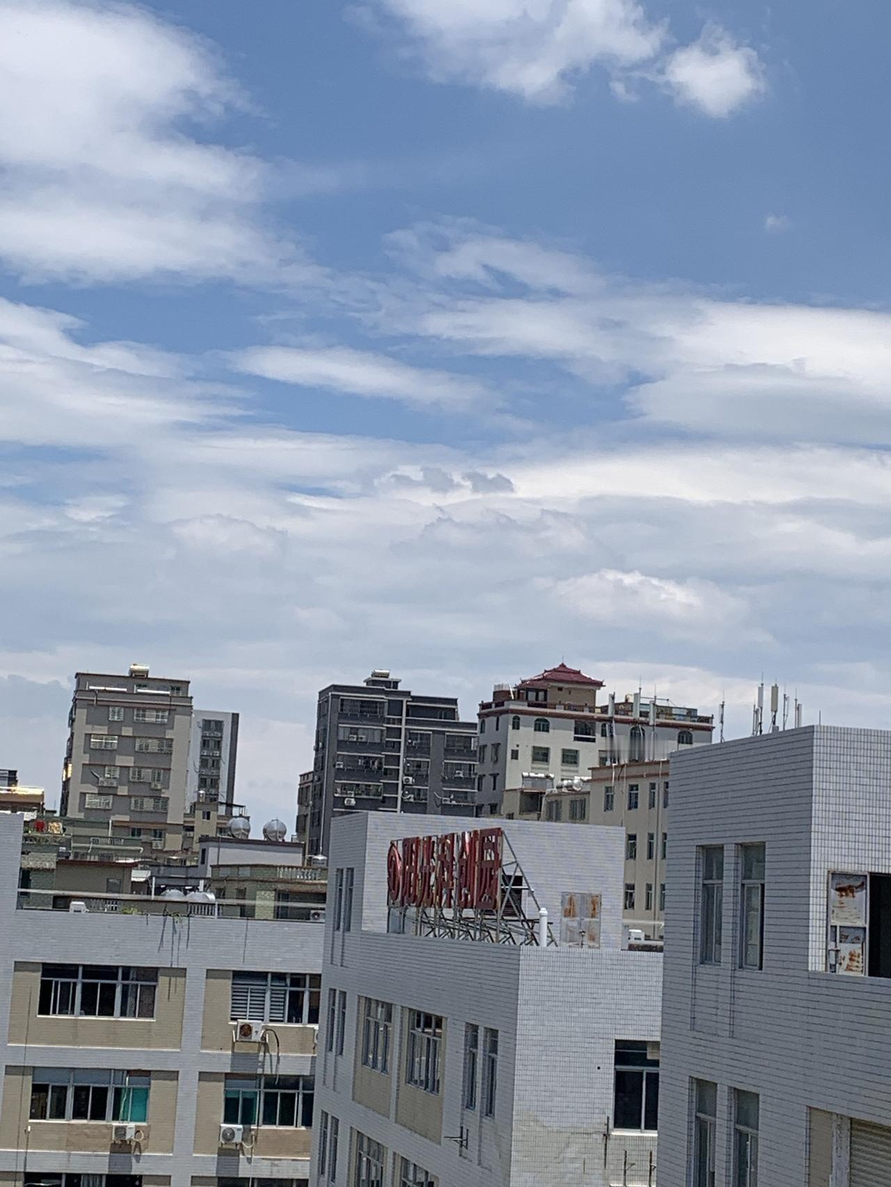 公司部门新来一位美女领导，新领导初来乍到，很多东西不熟悉，但是新官上任三把火，即