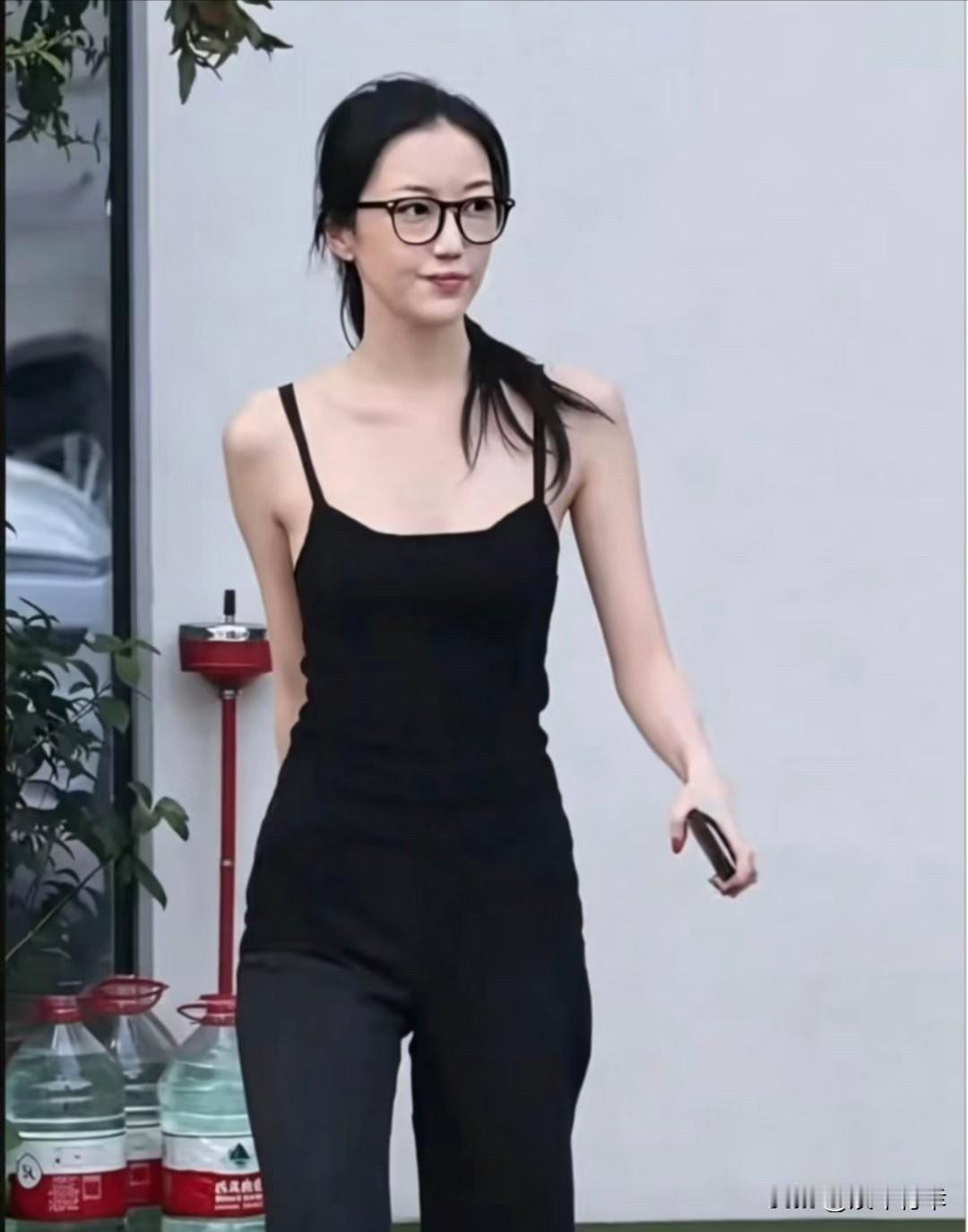 王菲李亚鹏女儿李嫣近照曝光，颜值气质碾压一众流量小花。
近日，有网友拍到李嫣跟同