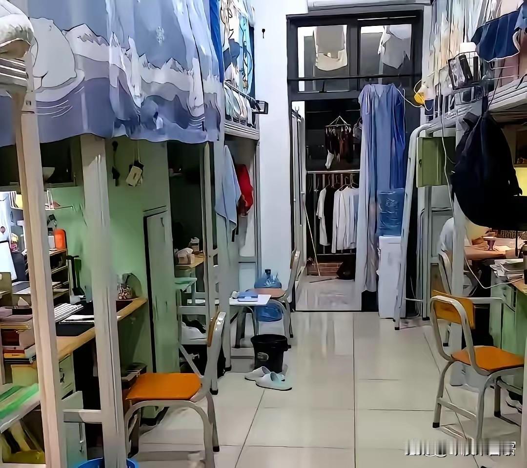 动容了，哈工大的一个辅导员查寝室，发现一个女生床头摆着几袋速食面，桌上一瓶腐乳快