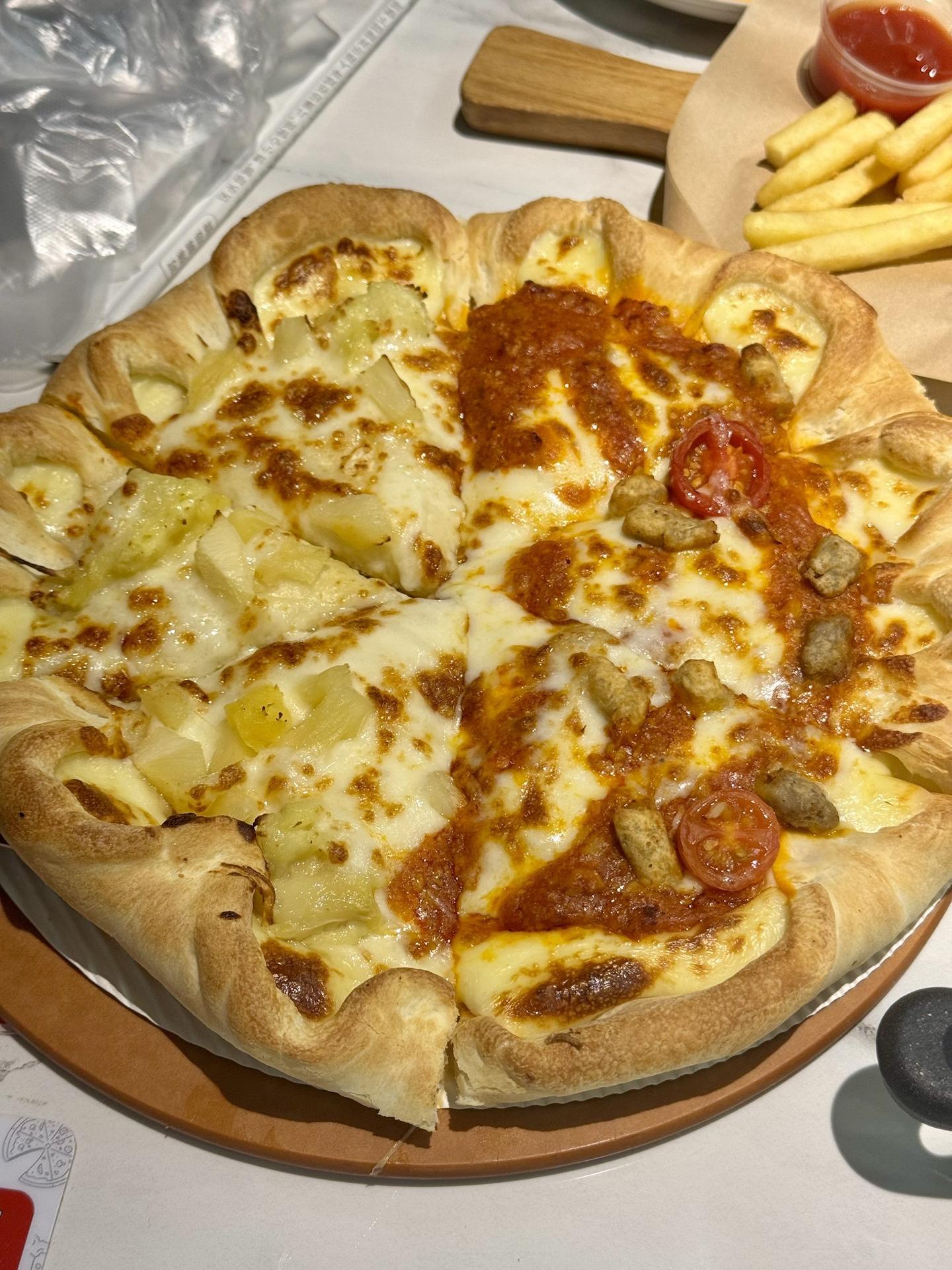 在我心中必胜客的芝心卷边胜过一切。永远坚定的选择必胜客的芝心卷边披萨 ...