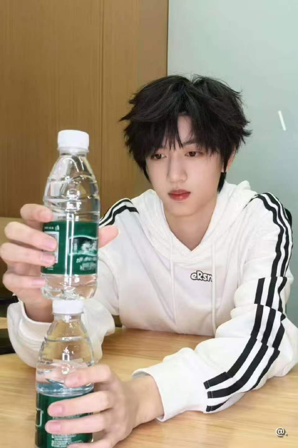 张桂源怼脸自拍张桂源卷毛卫衣 这是什么神仙视角！！ 