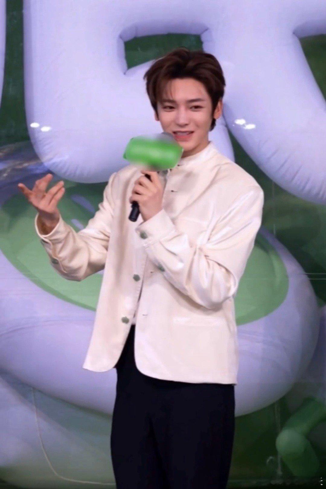 侯明昊土味情话还没说已经红温了侯明昊×土味情话=自动红温装置！转盘精准制导，小侯