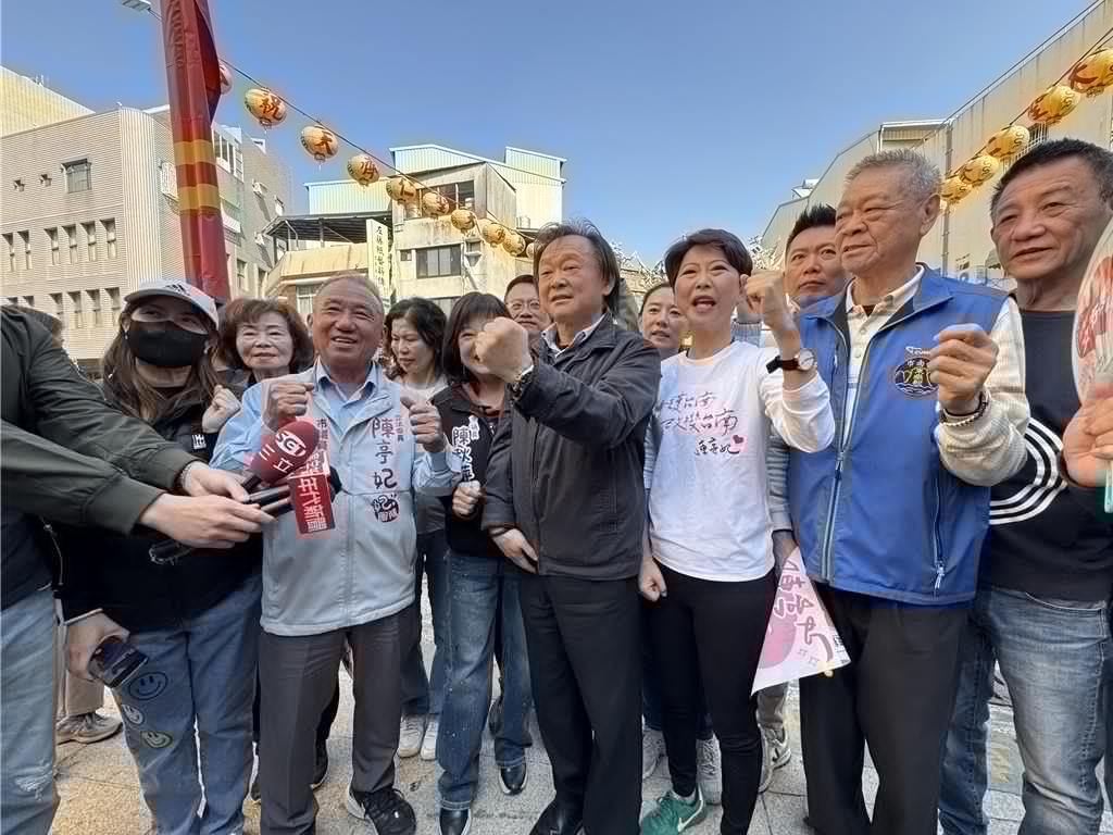 王世坚“扶龙王”不是喊假的！被大家称作“扶龙王”的王世坚，那可是对陈亭妃相当上心