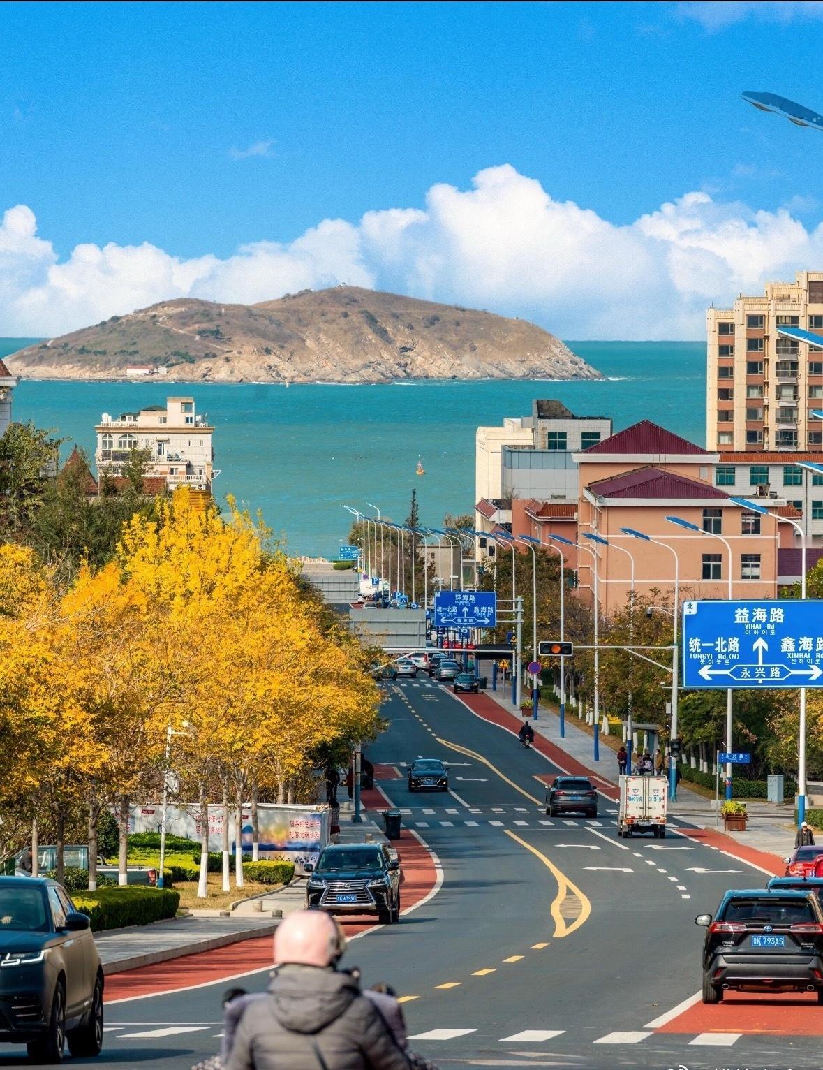 威海，一座把大海种在窗前的城市
这里没有拥挤的地铁，只有环海路上单车划过的风。 