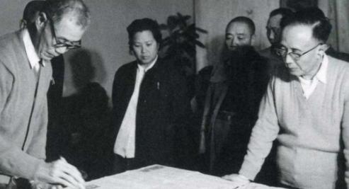 1974年初，周总理派人到郭沫若家中传达了三点指示：“一、为保证郭老的安全，要安