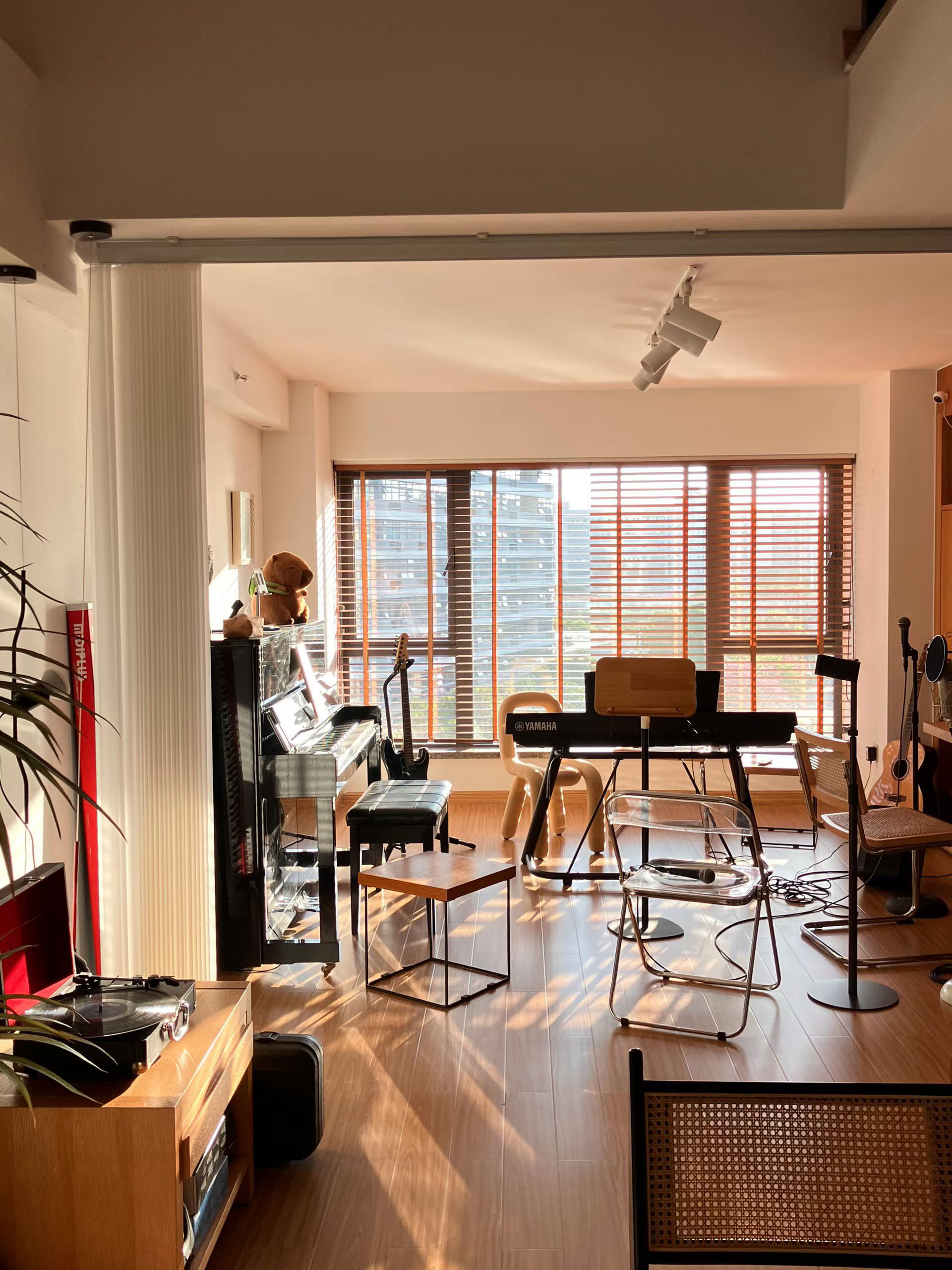 老师说我，乐感很不错，不是无可救药那种，还有点救。。胡：你唱歌还要花钱学？？？我