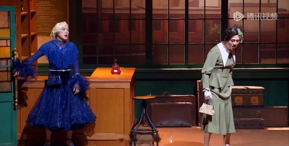 刘同女装刘同在喜人奇妙夜的女装造型，撕开了“男性穿搭有边界”的刻板偏见。舞台上的